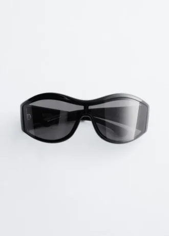 Gafas de sol con montura ovalada llamativa