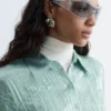 Gafas de sol con montura ovalada llamativa