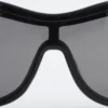 Gafas de sol con montura ovalada llamativa
