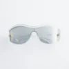 Gafas de sol con montura ovalada llamativa