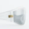 Gafas de sol con montura ovalada llamativa