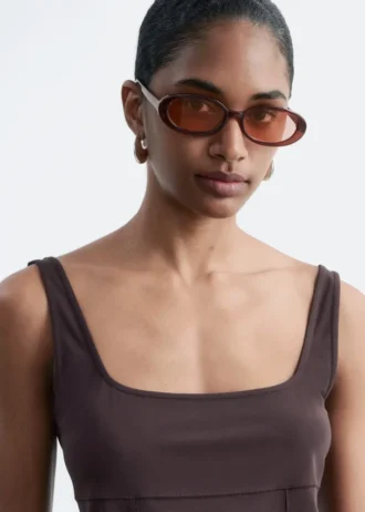 Gafas de sol con montura ovalada y fina