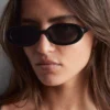 Gafas de sol con montura ovalada y fina