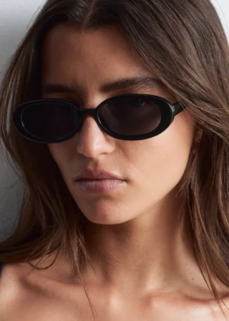Gafas de sol con montura ovalada y fina