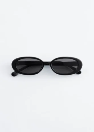 Gafas de sol con montura ovalada y fina