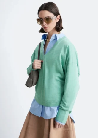 jersey de lana merina con cuello en v 1 2 330x462 - Jersey de lana merina con cuello en V