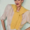 Blusa fruncida con cinturón para atar