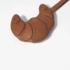 Llavero de cuero con forma de croissant
