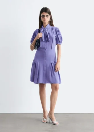 Minivestido con lazo en el cuello