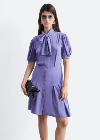 Minivestido con lazo en el cuello