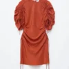Minivestido escultural con fruncidos