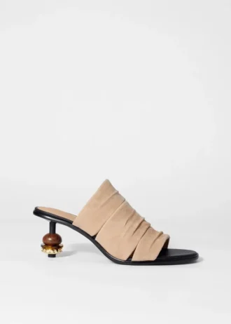 Mules de cuero con adornos de abalorios
