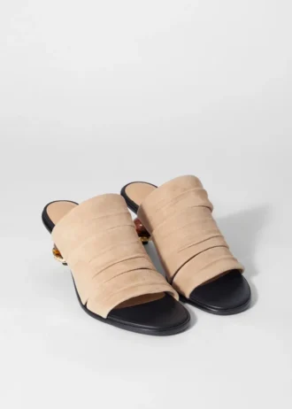Mules de cuero con adornos de abalorios