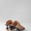 Mules de cuero con adornos de abalorios