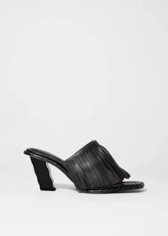 Mules de cuero con flecos