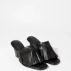 Mules de cuero con flecos