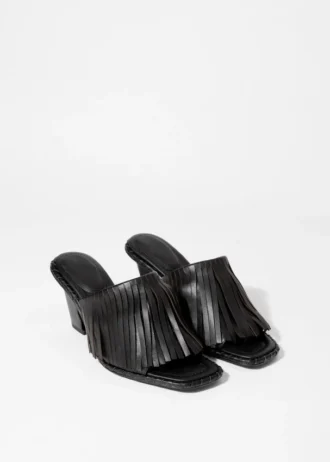 Mules de cuero con flecos