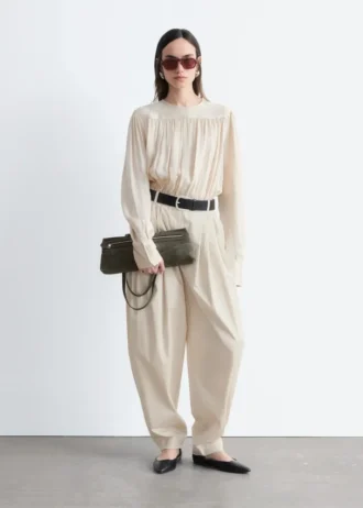 Pantalones acampanados con pliegues