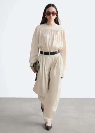 Pantalones acampanados con pliegues