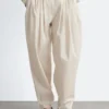 Pantalones acampanados con pliegues