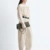 Pantalones acampanados con pliegues