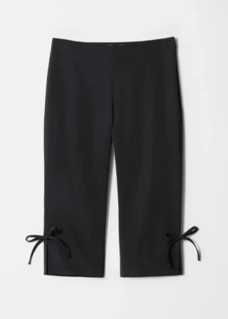 Pantalones capri con detalle de cinta