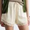 Pantalones cortos de jacquard con paneles de encaje