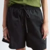 Pantalones cortos hasta la rodilla con cordón