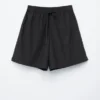 Pantalones cortos hasta la rodilla con cordón
