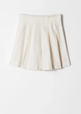 Pantalones cortos plisados con bordes sin rematar