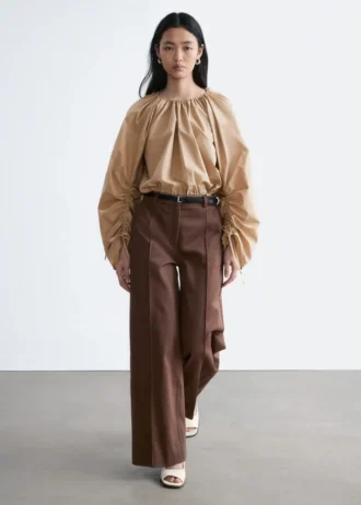 Pantalones de algodón con pliegues marcados