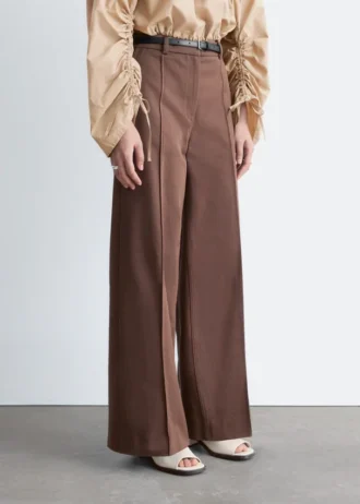 Pantalones de algodón con pliegues marcados
