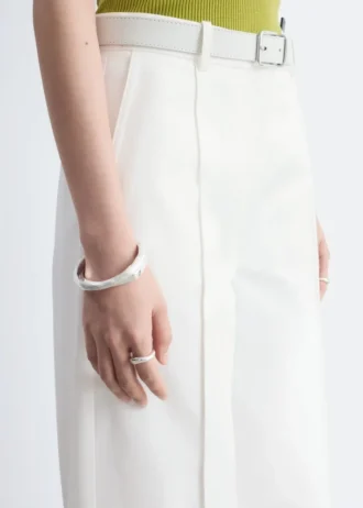 Pantalones de algodón con pliegues marcados