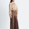Pantalones de algodón con pliegues marcados