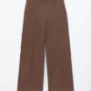 Pantalones de algodón con pliegues marcados