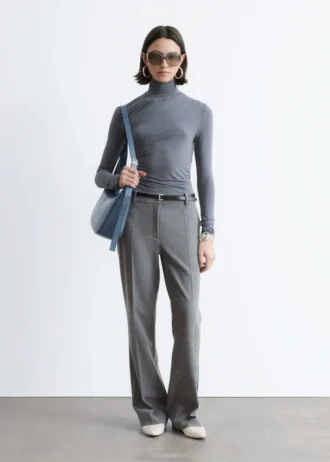 Pantalones de campana con pliegues marcados