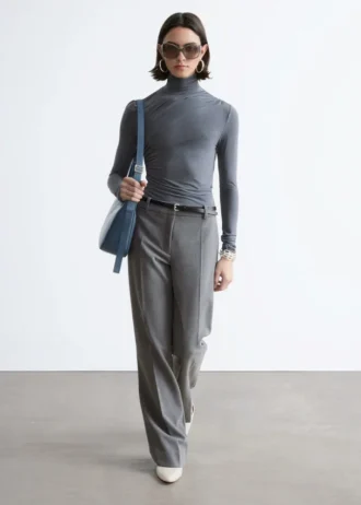 Pantalones de campana con pliegues marcados