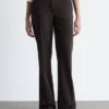 Pantalones de campana con pliegues marcados