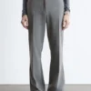 Pantalones de campana con pliegues marcados