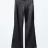 Pantalones de cuero acampanados