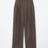 Pantalones de lana con pliegues marcados