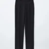 Pantalones de pierna estrecha con pliegues marcados