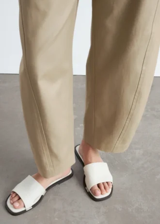 Sandalias de cuero con detalles metálicos