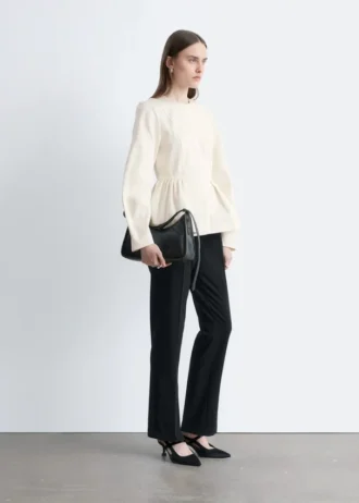 Pantalones entallados con pliegues marcados