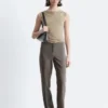 Pantalones entallados con pliegues marcados