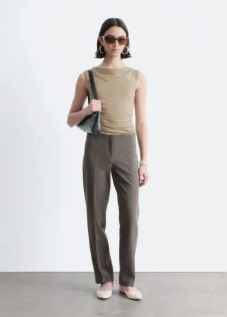 Pantalones entallados con pliegues marcados