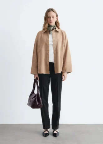 Pantalones entallados con pliegues marcados