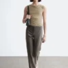 Pantalones entallados con pliegues marcados