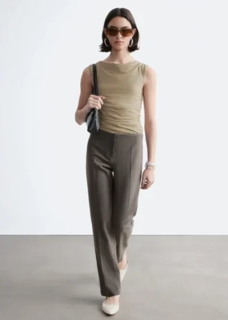 Pantalones entallados con pliegues marcados