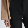 Pantalones entallados con pliegues marcados